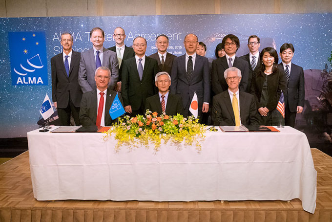 Participantes de la ceremonia de firma del Acuerdo Trilateral de ALMA. Créditos: ALMA (ESO/NAOJ/NRAO)