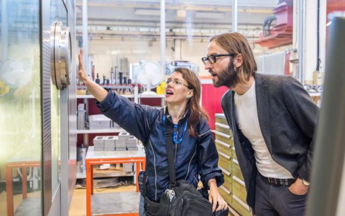 Laura Couto Rosado, ganadora del Collide Pro Helvetia 2017, junto al científico asociado James Beacham. Crédito: Sophia Elizabeth Bennett/CERN