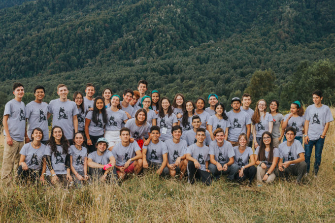 El Campamento Científico Bayer Kimlu es organizado por la Fundación Ciencia Joven y Bayer, en colaboración con el Observatorio ALMA, y busca formar líderes en ciencia, tecnología, ingeniería y matemáticas, y potenciar al máximo sus habilidades de liderazgo. En la imagen, jóvenes participantes del Campamento 2018 en Fundación Huilo Huilo. Crédito: Fundación Ciencia Joven.