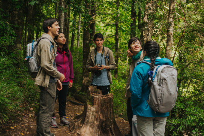 2 estudiantes de Toconao y San Pedro de Atacama fueron seleccionados entre 550 postulantes de Chile, Argentina y Uruguay, para participar en la nueva versión del Campamento Científico Bayer Kimlu, que se realizará por primera vez en el norte de Chile…¡y en ALMA!. En la imagen, jóvenes participantes del Campamento 2018 en Fundación Huilo Huilo. Crédito: Fundación Ciencia Joven.