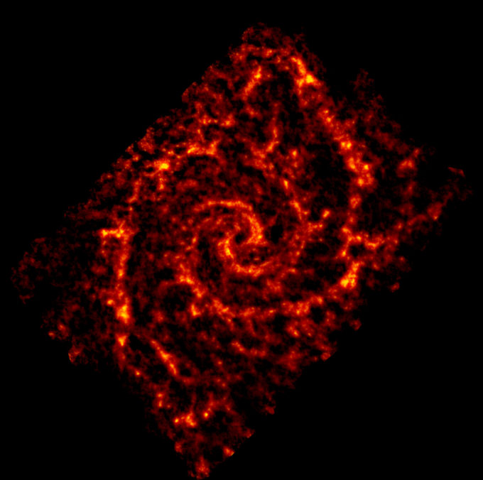 Imagen de NGC 628, también conocida como Messier 74, obtenida por ALMA. NGC 628 es una galaxia espiral situada a unos 32 millones de años luz de la Tierra, en la constelación de Piscis. Esta imagen se obtuvo en el marco de la campaña PHANGS-ALMA para estudiar las propiedades de las nubes incubadoras en galaxias espirales. Créditos: ALMA (ESO/NAOJ/NRAO); NRAO/AUI/NSF; B. Saxton