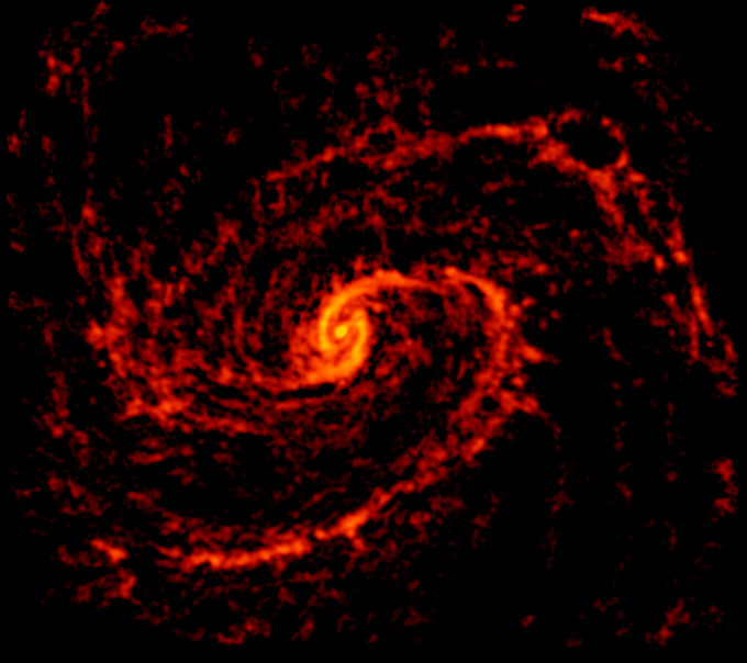 Imagen de la galaxia NGC 4321, también conocida como Messier 100, generada por ALMA. Se trata de una galaxia espiral intermedia ubicada a unos 55 millones de años luz de la Tierra, en la constelación de Coma Berenices. Esta imagen se obtuvo en el marco de la campaña PHANGS-ALMA para estudiar las propiedades de las nubes incubadoras en galaxias espirales. Créditos: ALMA (ESO/NAOJ/NRAO); NRAO/AUI/NSF; B. Saxton