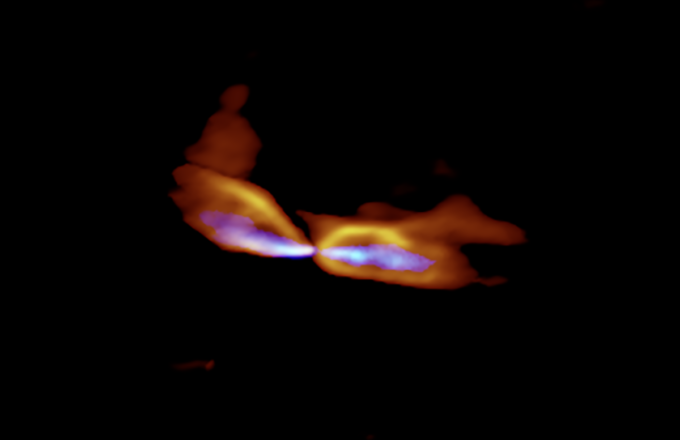 Imagen de la protoestrella MMS5/OMC-3 obtenida con ALMA. La protoestrella se encuentra en el centro, y los flujos de gas son eyectados hacia el este y el oeste (izquierda y derecha). La lenta erupción se muestra en naranja y el chorro rápido, en azul. Aquí se ve claramente que los ejes de ambos no están alineados. Créditos: ALMA (ESO/NAOJ/NRAO), Matsushita et al.