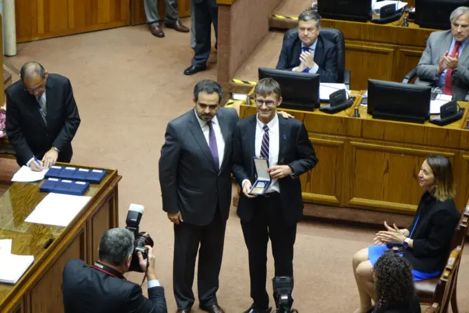 Sean Dougherty, en representación del Observatorio ALMA, recibe una medalla de plata del Senado de Chile. Crédito: N. Lira - ALMA (ESO/NAOJ/NRAO)