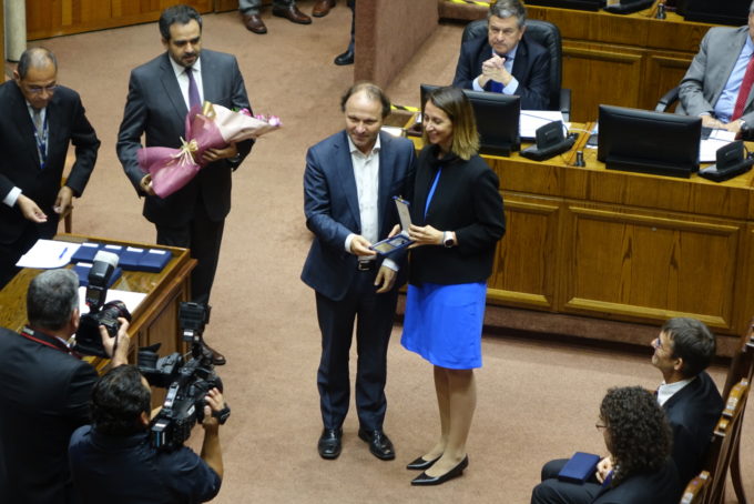 Violette Impellizzeri recibe una medalla de plata del Senado de Chile. Crédito: N. Lira - ALMA (ESO/NAOJ/NRAO)