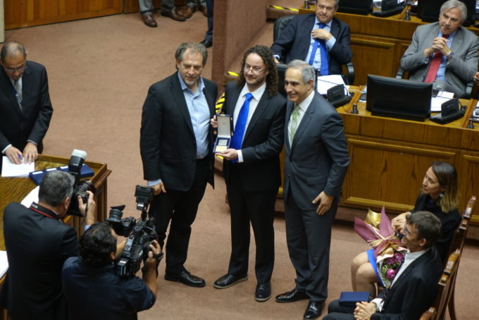 Alejandro Sáez recibe una medalla de plata del Senado de Chile. Crédito: N. Lira - ALMA (ESO/NAOJ/NRAO)