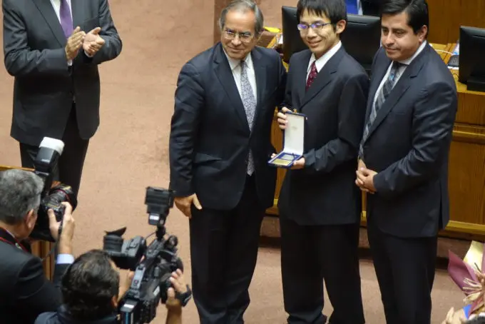 Akihiko Hirota recibe una medalla de plata del Senado de Chile. Crédito: N. Lira - ALMA (ESO/NAOJ/NRAO)