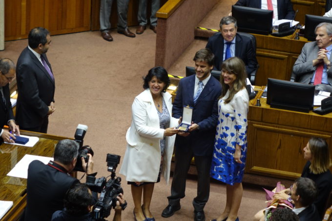 Hugo Messias recibe una medalla de plata del Senado de Chile. Crédito: N. Lira - ALMA (ESO/NAOJ/NRAO)