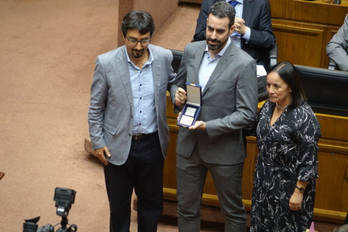 Rubén Herrero-Illana recibe una medalla de plata del Senado de Chile. Crédito: N. Lira - ALMA (ESO/NAOJ/NRAO)