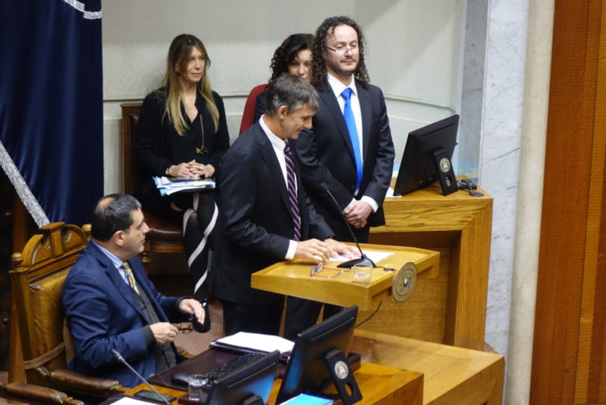 Sean Dougherty, director de ALMA, leyendo un discurso en el Senado de Chile. Crédito: N. Lira - ALMA (ESO/NAOJ/NRAO)