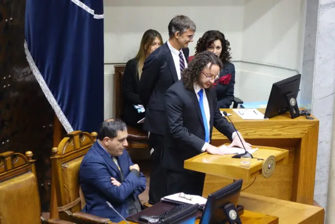 Alejandro Sáez, líder técnico del correlacionado y sistema de transmisión de ALMA, leyendo su discurso de agradecimiento. Crédito: N. Lira - ALMA (ESO/NAOJ/NRAO)