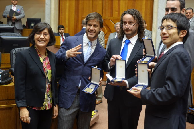Paulina Bocaz, Representante legal de AUI/NRAO en Chile; Hugo Messias; Alejandro Sáez; Akihiko Hirota. Crédito: N. Lira - ALMA (ESO/NAOJ/NRAO)