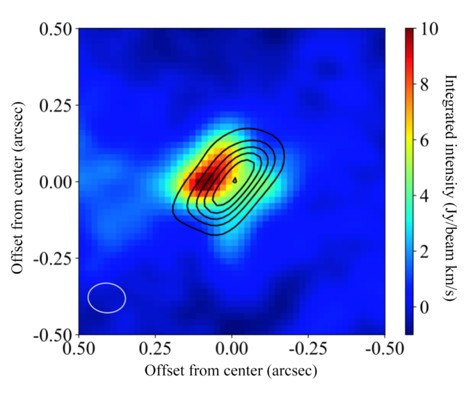 Imagen de la distribución de las moléculas de óxido de aluminio (coloridas) y de las partículas de polvo calientes (silueta) obtenida por ALMA. El chorro molecular (que no se muestra en esta imagen) se extiende desde el centro hacia las esquinas superior izquierda e inferior derecha. Créditos: ALMA (ESO/NAOJ/NRAO), Tachibana et al.