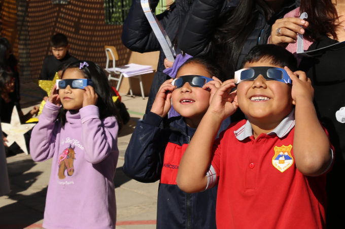 Alumnos y profesores de las escuelas de San Pedro de Atacama y Toconao recibieron lentes solares por parte de ALMA para que observen el eclipse de Sol en forma segura. Crédito: ALMA (ESO/NAOJ/NRAO)