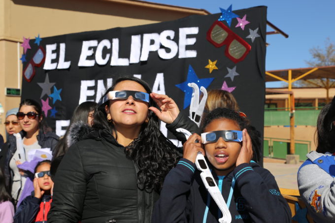 Alumnos y profesores de las escuelas de San Pedro de Atacama y Toconao recibieron lentes solares por parte de ALMA para que observen el eclipse de Sol en forma segura. Crédito: ALMA (ESO/NAOJ/NRAO)