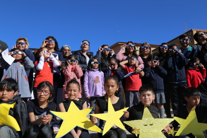 Alumnos y profesores de las escuelas de San Pedro de Atacama y Toconao recibieron lentes solares por parte de ALMA para que observen el eclipse de Sol en forma segura. Crédito: ALMA (ESO/NAOJ/NRAO)