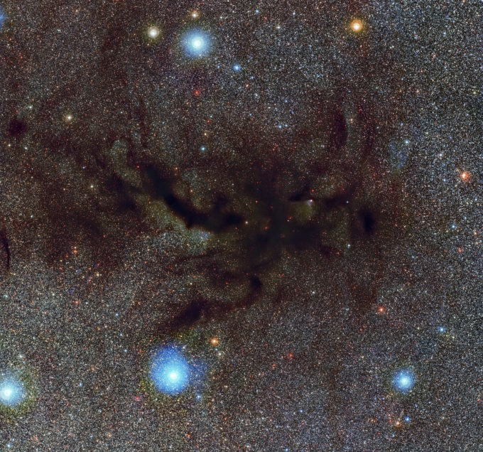 Esta imagen muestra a Barnard 59, parte de la enorme nube oscura de polvo interestelar llamada Nebulosa de la Pipa. Esta nueva y detallada imagen de lo que se conoce como nebulosa oscura fue obtenida por el instrumento Wide Field Imager instalado en el telescopio MPG/ESO de 2,2 metros en el Observatorio La Silla de ESO. Esta imagen es tan grande que es altamente recomendable ver la versión con zoom para apreciarla en mejor. Crédito: ESO
