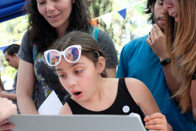 Asistentes a la Fiesta de la Ciencia y la Tecnología en Parquemet. Crédito: ALMA (ESO/NAOJ/NRAO)