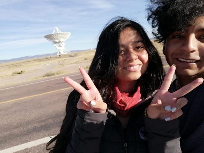 Camila Pérez y Simón Contreras, estudiantes del Complejo Educacional de Toconao en el VLA. Crédito: Camila Pérez