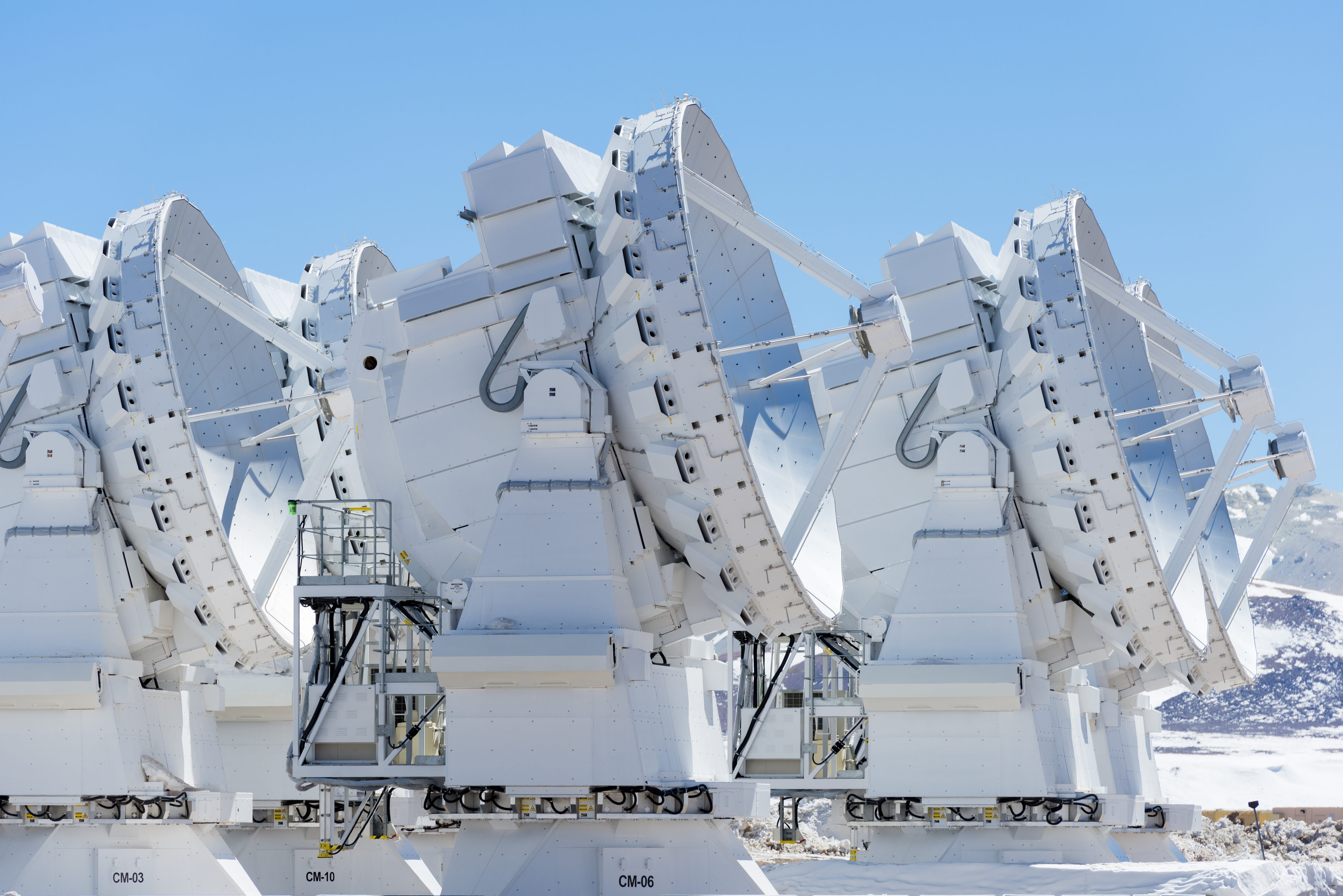 Las antenas japonesas de 7m forman parte dl conjunto compacto de Atacama (ACA). © José Luis Stephens