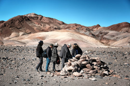 "Saywas", un proyecto de colaboración en conjunto con el Museo Chileno de Arte Precolombino para descifrar misterios arqueológicos de los Incas. En la fotografía, los astrónomos de ALMA Juan Cortés y Sergio Martin en pleno terreno junto a investigadores del Museo. © Ralph Bennett - ALMA (ESO/NAOJ/NRAO)