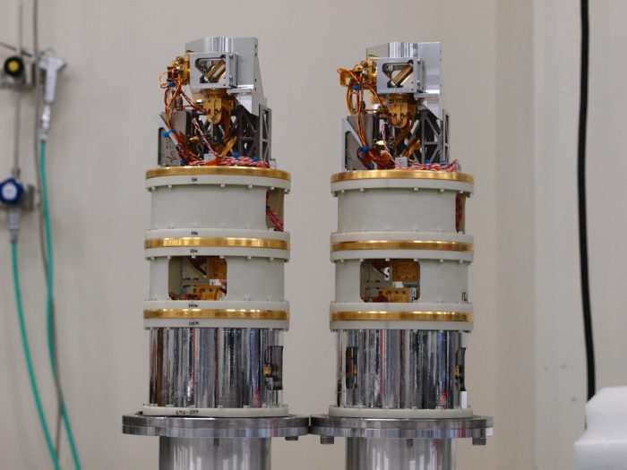 Esta imagen muestra dos cartuchos receptores creados para ALMA. Las antenas de ALMA recogen señales extremadamente débiles del espacio y las enfocan en los receptores, que transforman la débil radiación en una señal eléctrica. © (ESO)