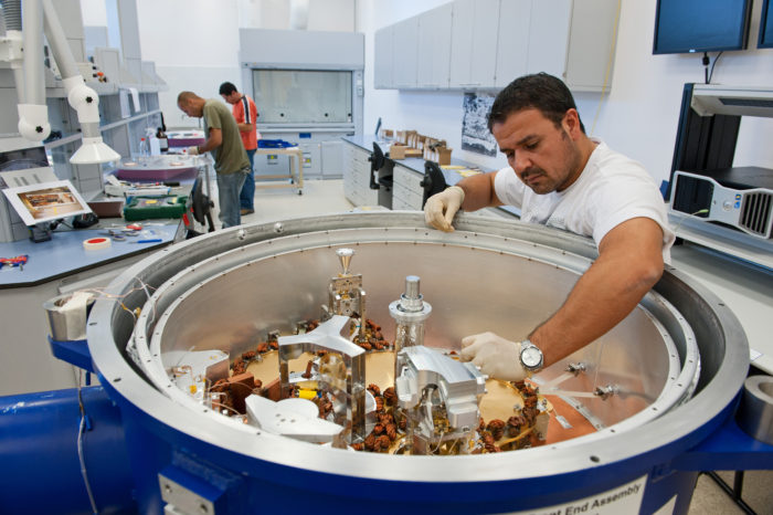 Patricio Escarate, técnico (criogenia y vacío). © Max Alexander (ESO)