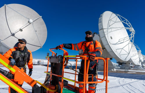 Técnicos de ALMA en operaciones de mantenimiento de antenas en el llano de Chajnantor. © Pablo Bello (ESO / NAOJ / NRAO)