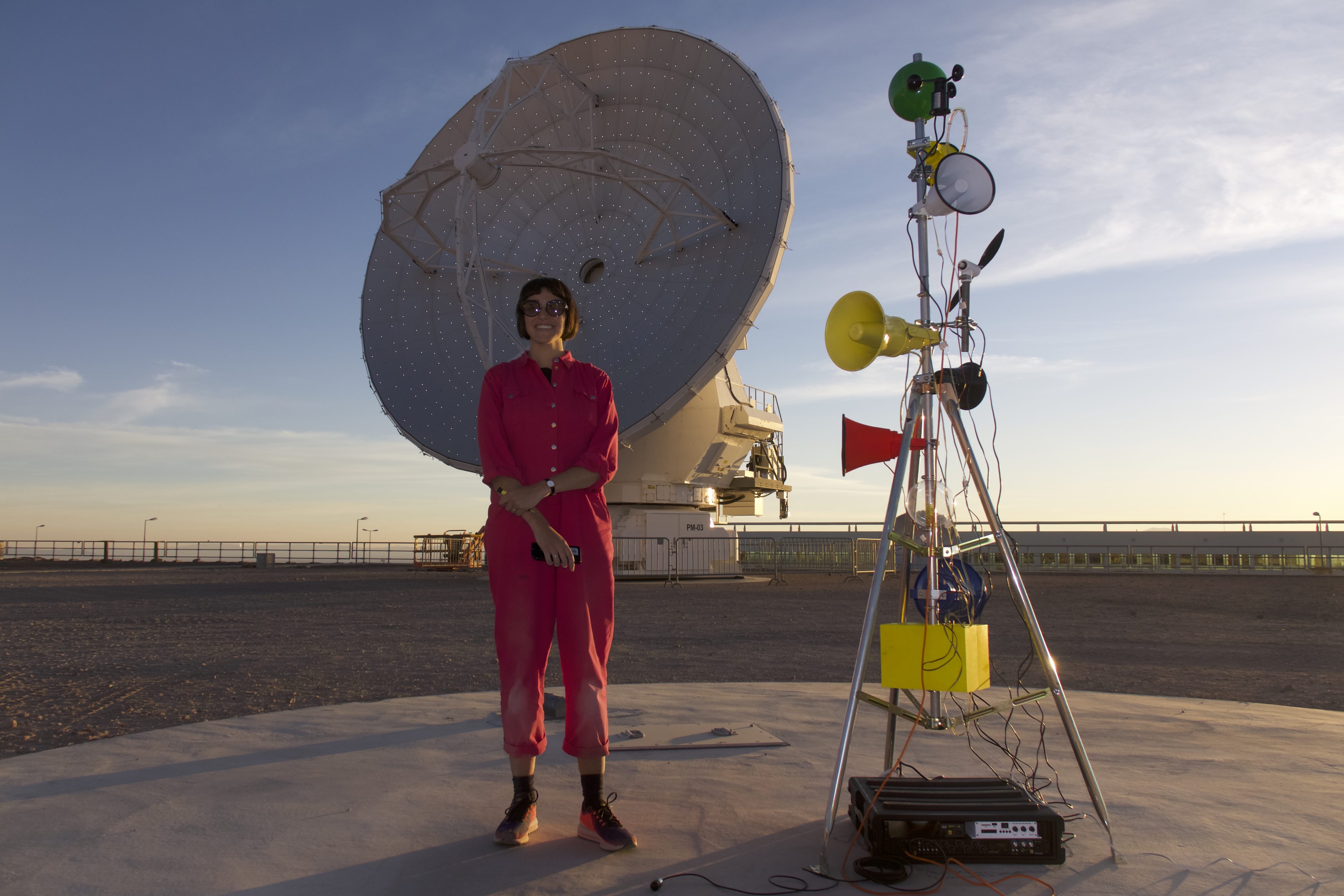 Realización experimental que tuvo lugar en diferentes partes del mundo donde chocan lo natural y lo tecnológico, como parte de la Residencia artística Simetría. Las grabaciones y las sesiones de escucha fueron alojadas en el CERN, en el Detector LHC ALICE en Suiza; el Observatorio ALMA OSF, en el Desierto de Atacama en Chile, y el Observatorio Paranal de ESO en el Desierto de Atacama en Chile. Crédito: D. Vidal - ALMA (ESO/NAOJ/NRAO).