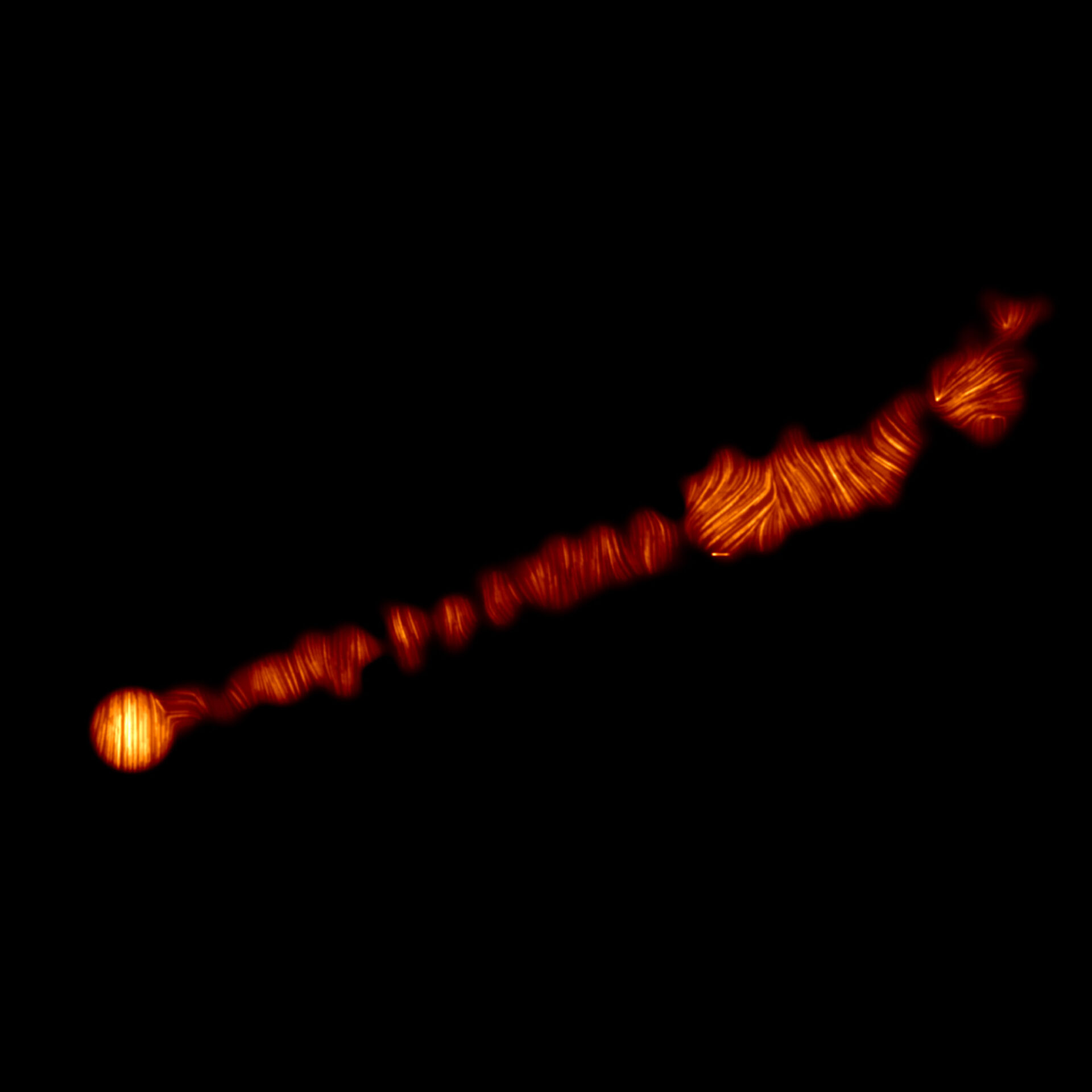 Esta imagen muestra una vista del chorro de la galaxia Messier 87 (M87) en luz polarizada. La imagen fue obtenida con el conjunto de antenas ALMA, y capta la parte del chorro (con un tamaño de 6000 años luz) que se encuentra más cerca del centro de la galaxia. Las líneas marcan la orientación de la polarización, que está relacionada con el campo magnético de la región. Por tanto, esta imagen de ALMA indica cómo es la estructura del campo magnético a lo largo del chorro. Crédito: ALMA (ESO/NAOJ/NRAO), Goddi et al.