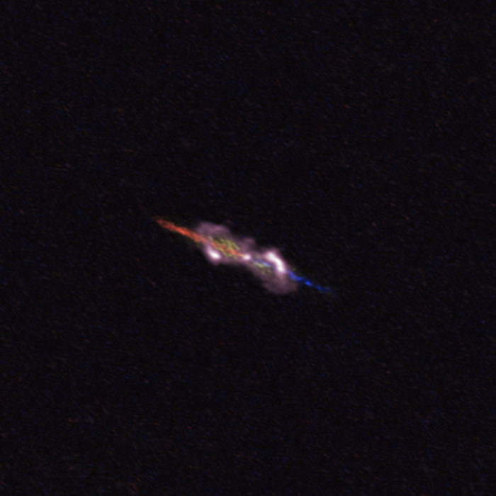 La imagen de ALMA del sistema estelar Fuente de agua W43A se encuentra a unos 7000 años luz de la Tierra en la constelación de Aquila, el Águila. La estrella doble en su centro es demasiado pequeña para ser visible en esta imagen. Sin embargo, las mediciones de ALMA muestran que la interacción de las estrellas ha cambiado su entorno inmediato. Los dos chorros expulsados de las estrellas centrales se ven en azul (acercándose) y rojo (alejándose). Las nubes polvorientas arrastradas por los chorros se muestran en rosa. Crédito: ALMA (ESO / NAOJ / NRAO), D. Tafoya et al.