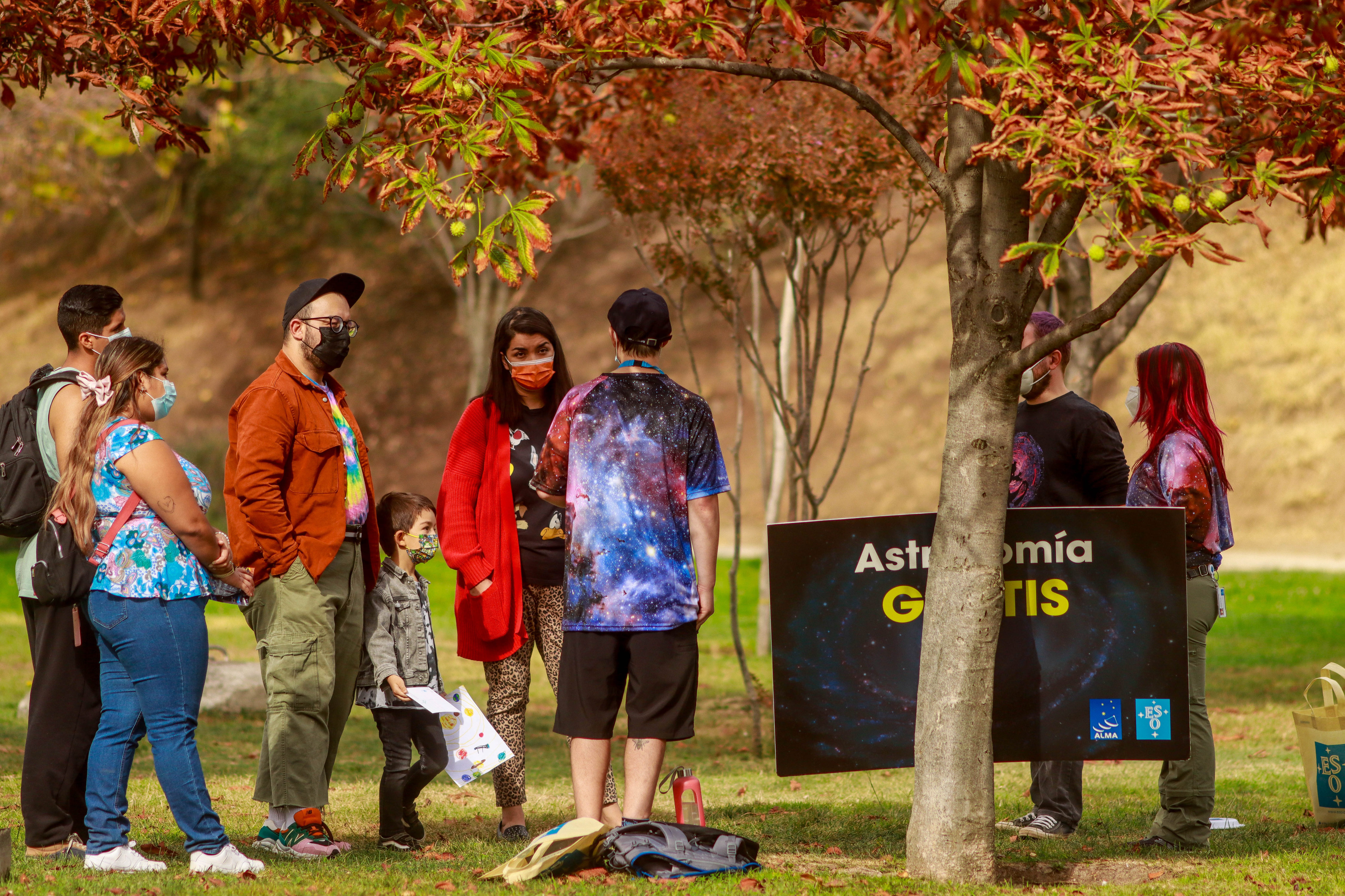 ǎTras más de dos años sin realizar eventos presenciales debido a la pandemia, el observatorio ALMA junto a sus socios ESO, NRAO y NAOJ salieron al encuentro del público, el pasado sábado 19 de marzo, esta vez en el Parque Bicentenario de Vitacura, para celebrar el Día de la Astronomía en Chile.