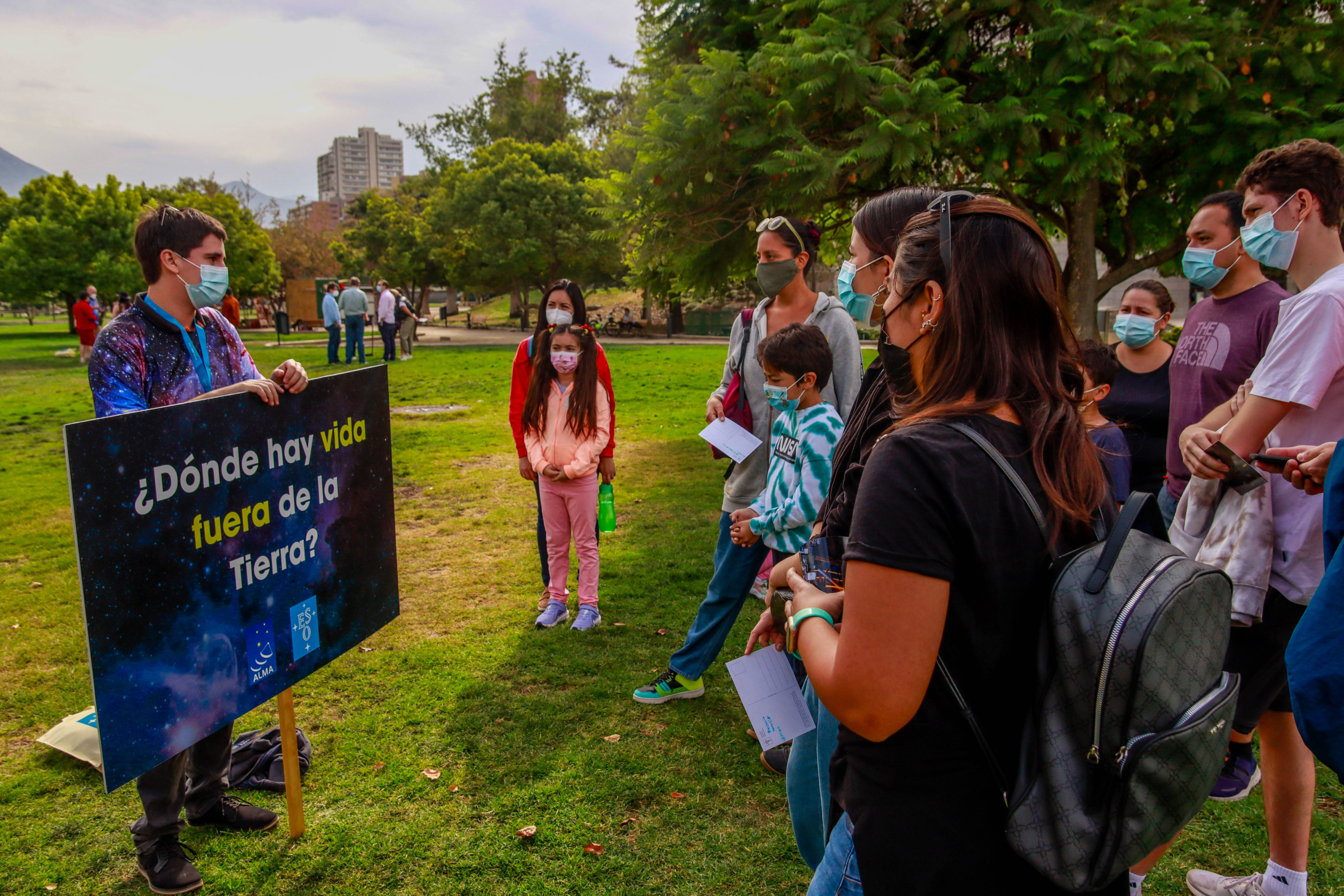 After more than two years without holding face-to-face events due to the pandemic, the ALMA observatory together with its partners ESO, NRAO and NAOJ decided to meet the public last Saturday, March 19, this time at the Bicentennial Park in Vitacura, to celebrate Astronomy Day in Chile.