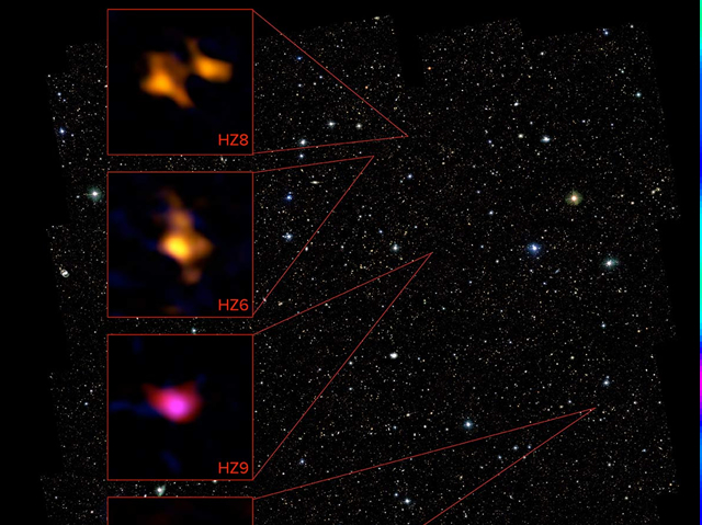 <p>Los astrónomos usaron ALMA para observar un conjunto de galaxias normales tal como eran cuando el Universo tenía solo 1.000 millones de años. El brillo del carbono ionizado que detectaron en el espacio existente entre las estrellas indica que estas galaxias ya habían terminado de formarse, pero aún no habían evolucionado desde el punto de vista químico en comparación con galaxias similares que tienen algunos miles de millones de años más. Aquí se comparan los datos de cuatro galaxias recabados por ALMA con otros objetos del estudio COSMOS. Crédito: ALMA (NRAO/ESO/NAOJ), P. Capak; B. Saxton (NRAO/AUI/NSF)</p>
