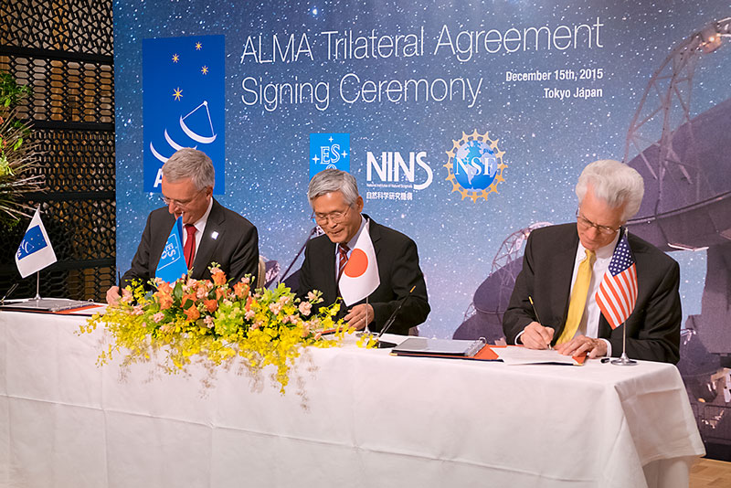 The ALMA Trilateral Agreement was signed by Tim de Zeeuw, the Director General of ESO, Katsuhiko Sato, the President of NINS, and F. Fleming Crim, the Assistant Director of NSF on behalf of France A. Córdova, the Director of NSF. Credit: ALMA (ESO/NAOJ/NRAO)