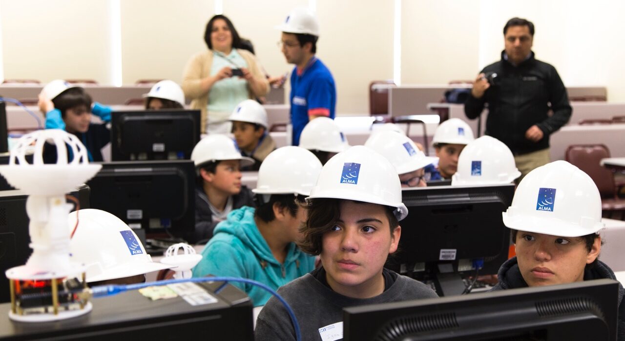ALMA Observatory and Fundación Mustakis join forces on robotics education
