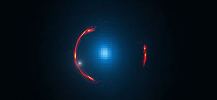 <p>Imagen compuesta del lente gravitacional SDP.81 donde se aprecia la imagen distorsionada de la galaxia más distantes (arcos rojos) y la galaxia más cercana que actúa como lente (objeto azul en el centro). Tras analizar las distorsiones del anillo, los astrónomos llegaron a la conclusión de que hay una galaxia enana y oscura (punto blanco cerca del segmento de arco inferior izquierdo) merodeando a cerca de 4.000 millones de años luz. Créditos: Y. Hezaveh, Universidad Stanford; ALMA (NRAO/ESO/NAOJ); NASA/ESA Hubble Space Telescope.</p>
