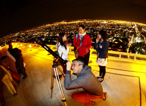 22 de Noviembre de 2015/SANTIAGO En el helipuerto del edificio Telefonica se desarrollo una observación astronómica con  telescopios y guías del observatorio Alma. FOTO:MARIO DAVILA/AGENCIAUNO