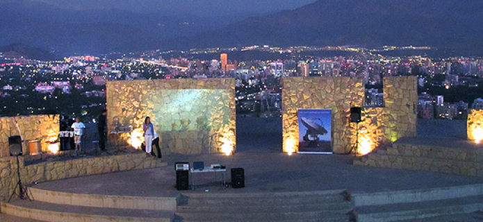 Santiago residents participate in astronomical event organized by ALMA Observatory on San Cristóbal Hill