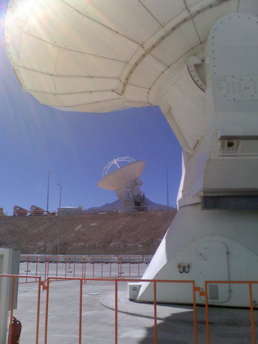 two_antennas_linked_pointing_at_mars