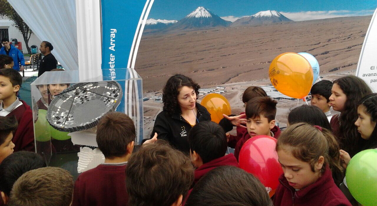 ALMA actively participates in Science Month in Chile
