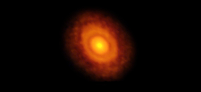 ALMA observa primera línea nieve-agua en disco protoplanetario gracias a erupción estelar
