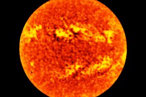 Comparación del disco solar en luz ultravioleta y en el rango milimétrico del espectro electromagnético.