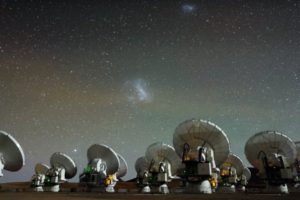 Diseccionando un modelo 3D del material que rodea a la estrella gigante roja R Sculptoris