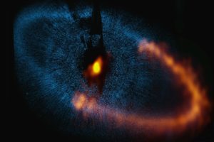 Zooming in on Fomalhaut and its dusty disc