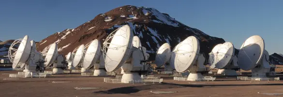 AOS, 5.050 m, ubicado en el llano de Chajnantor, donde encontrará el conjunto de antenas y el edificio técnico que alberga el supercomputador de ALMA: el Correlacionador. Cercano al llano de Chajnantor, pero a mayor altura, se puede apreciar una panorámica del sitio. No está permitido estar en el AOS de noche.