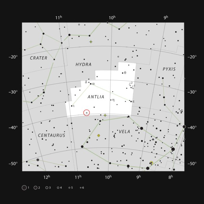 Este mapa muestra la ubicación de la estrella U Antilae (La bomba neumática). Esta estrella muy roja y variable se puede observar con binoculares pequeños. Crédito: ESO, IAU y Sky & Telescope.