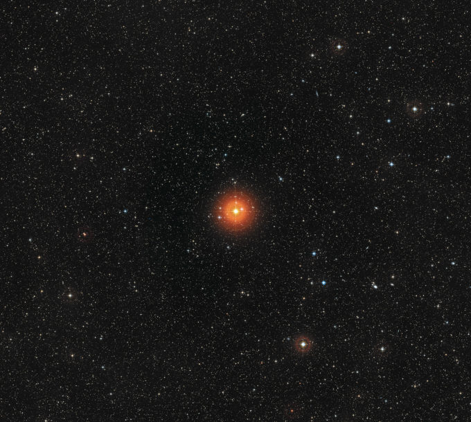 Esta imagen del 'Digitized Sky Survey 2' muestra la roja estrella de carbono U Antilae y sus alrededores. Crédito: ESO, Digitized Sky Survey 2. Agradecimiento: Davide De Martin