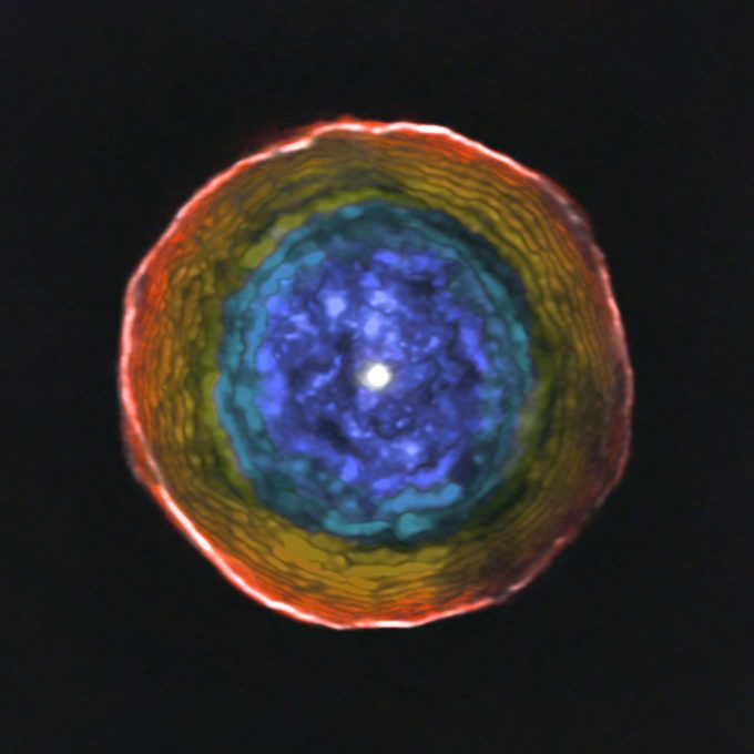 Esta imagen fue creada a partir de los datos de ALMA de la inusual estrella roja de carbono U Antilae y su envoltura esférica de material. Los colores muestran el movimiento del material brillante a lo largo del eje de visión desde la Tierra. El material azul se ubica entre nosotros y la estrella central del sistema observado, y se mueve hacia la Tierra. El material rojo en torno al límite se aleja de la estrella, pero no en dirección de la Tierra. Para resguardar la claridad, no se incluyó en la imagen el material en el costado más lejano de la estrella, el cuál se encuentra alejándose de la Tierra de forma simétrica. Crédito: ALMA (ESO/NAOJ/NRAO); F. Kerschbaum.