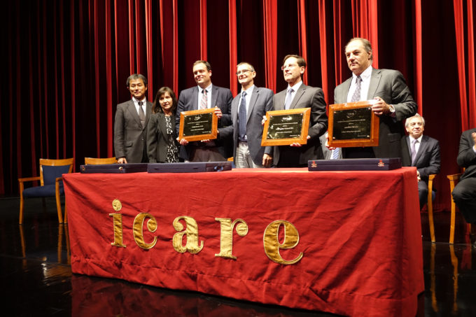 Los ganadores del Premio ICARE 2017. De izquierda a derecha: Seiichi Sakamoto (director de NAOJ Chile), Paulina Bocaz (Representante de AUI, inc. en Chile), Stuartt Corder (director interino de ALMA), Sean Dougherty (director electo de ALMA), Iván Arriagada (AMSA), y Juan Sutil (Empresas Sutil).